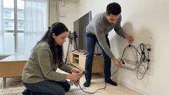 100均だけでテレビ裏の配線を浮かせる方法、ホコリ掃除が一気にラクに