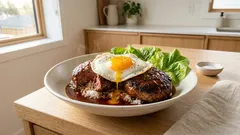 冷凍ハンバーグでロコモコ丼:半熟目玉焼きとケチャップ×ウスターのコク旨ソースでカフェ風に