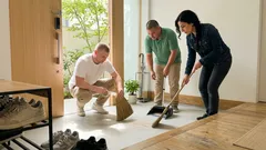 玄関掃除で砂がちりとりに入らない問題、ほうきにOPPテープで一発対策