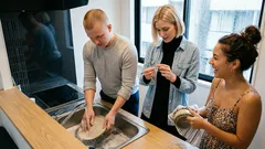 洗い物中に袖が落ちない袖まくりのコツ2つ、内側折りとヘアゴムで解決