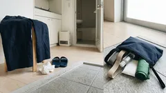 公衆トイレでズボンの裾が床に付かない方法、100均アームバンドで解決