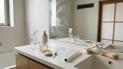 鏡の水あかを傷付けずに落とす方法、メラミンスポンジを使う前に知っておきたいこと