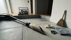 捨てる前にもうひと仕事、トイレットペーパーの芯で玄関の角掃除がラクになる方法