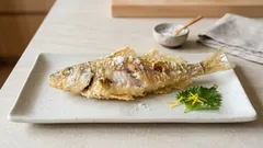 小ぶりなキスは丸ごと天ぷらでサクサクに。下処理から揚げ方まで